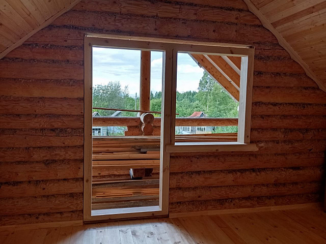 Балконный дверной блок в рубленом фронтоне: зачем нужна соединительная стойка между окном и дверью - опыт ШУВОЕ